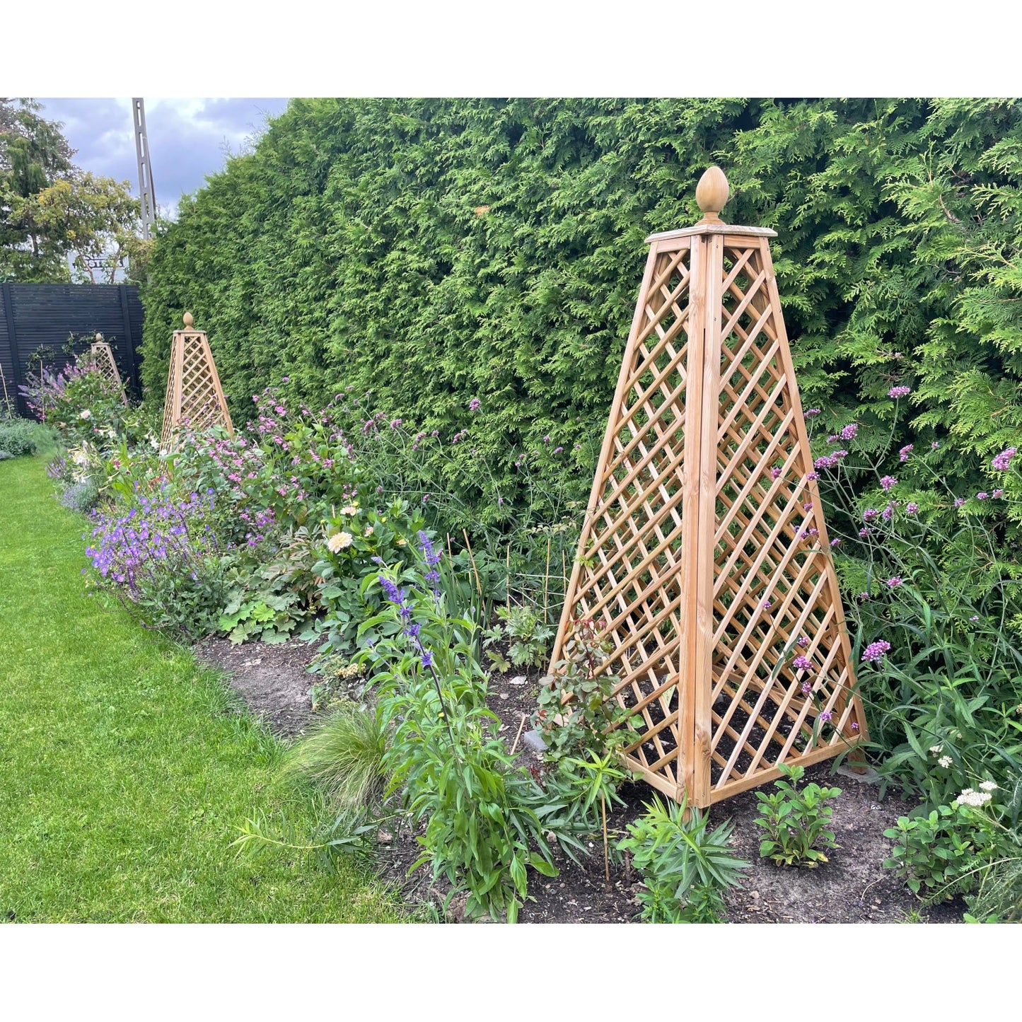 Rankhilfe Obelisk mit Kugel aus Lärche